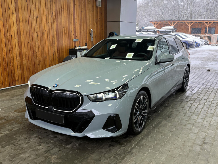 BMW Rad 5 Touring 540d — Šedá — Diesel — Autoomnium Bratislava