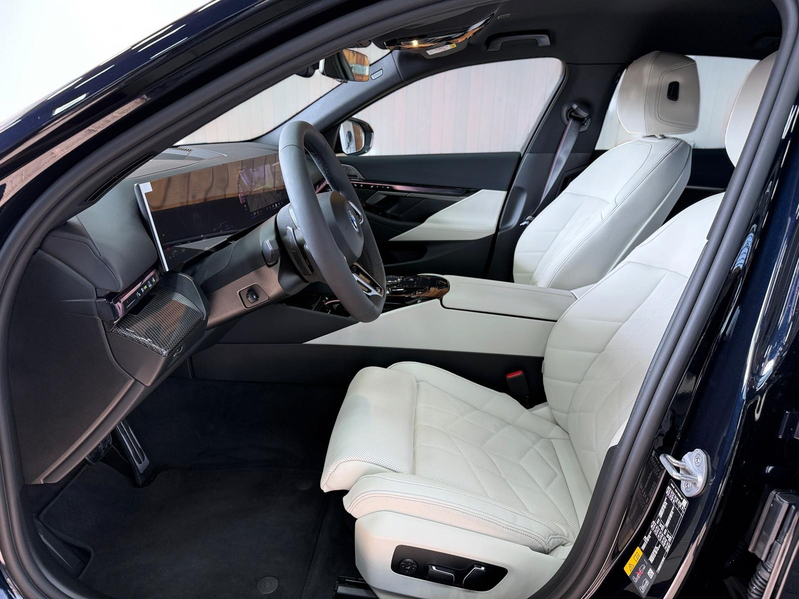 BMW 550e xDrive Sedan foto 8