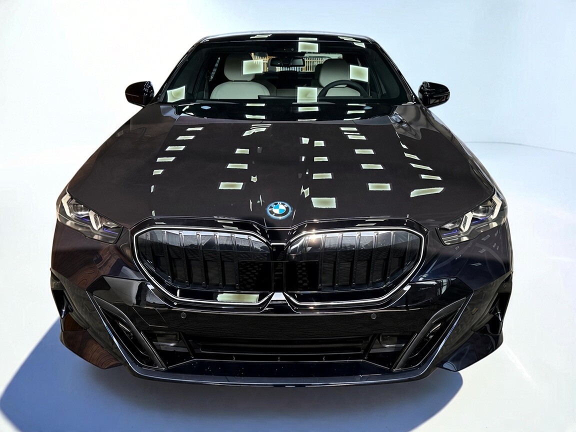 BMW 550e xDrive Sedan foto 2